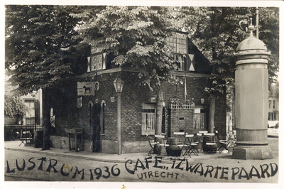 606670 Gezicht op het versierde (vermomde) café 't Zwarte Paard (Weerdsingel W.Z. 1) van eigenaar Ant. Marchal, ter ...